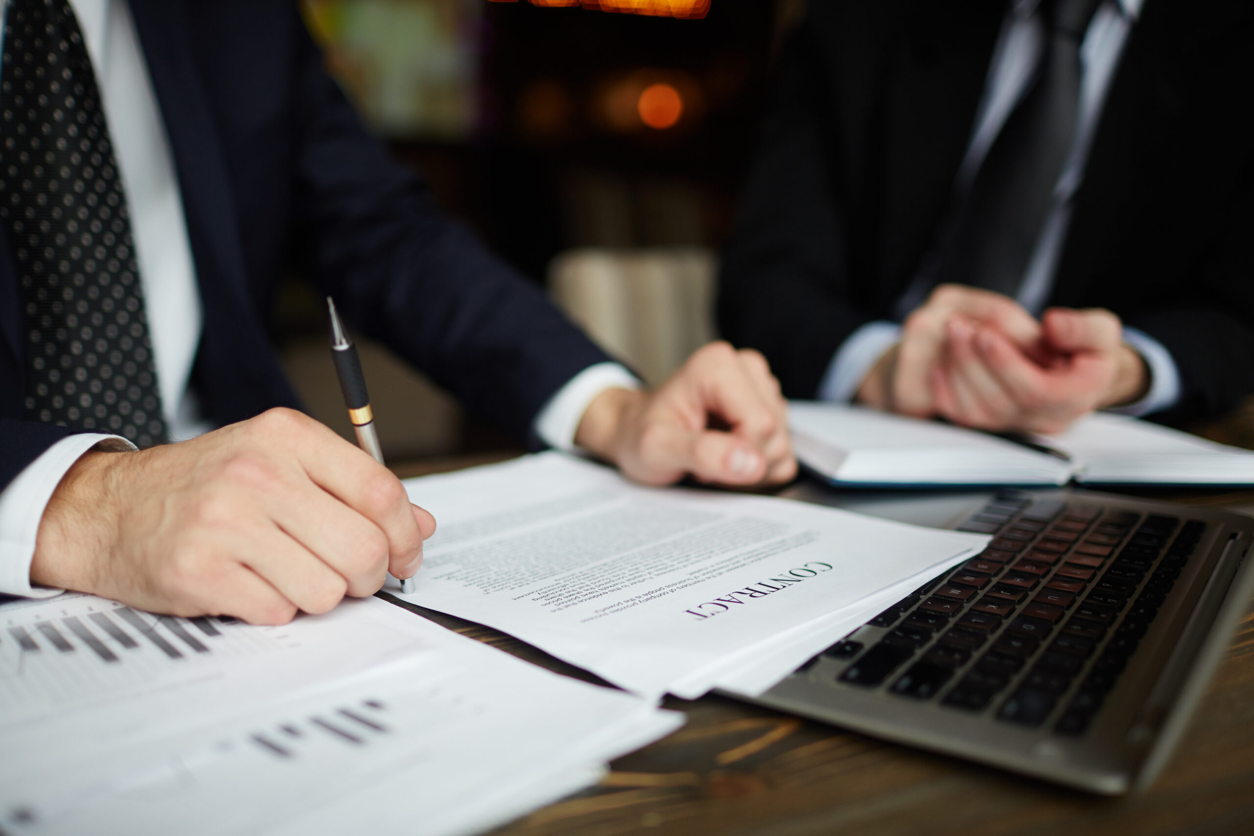 Otros servicios Abogados leyendo contratos